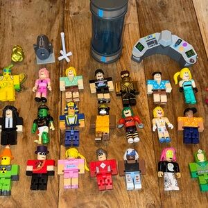 Roblox Set (selling as it is) more than 100 pieces